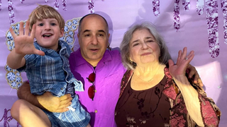 שילאַ רײַך (רעכטס) מיט איר זון, אַבֿי דרוקער, און אייניקל אָליוויע