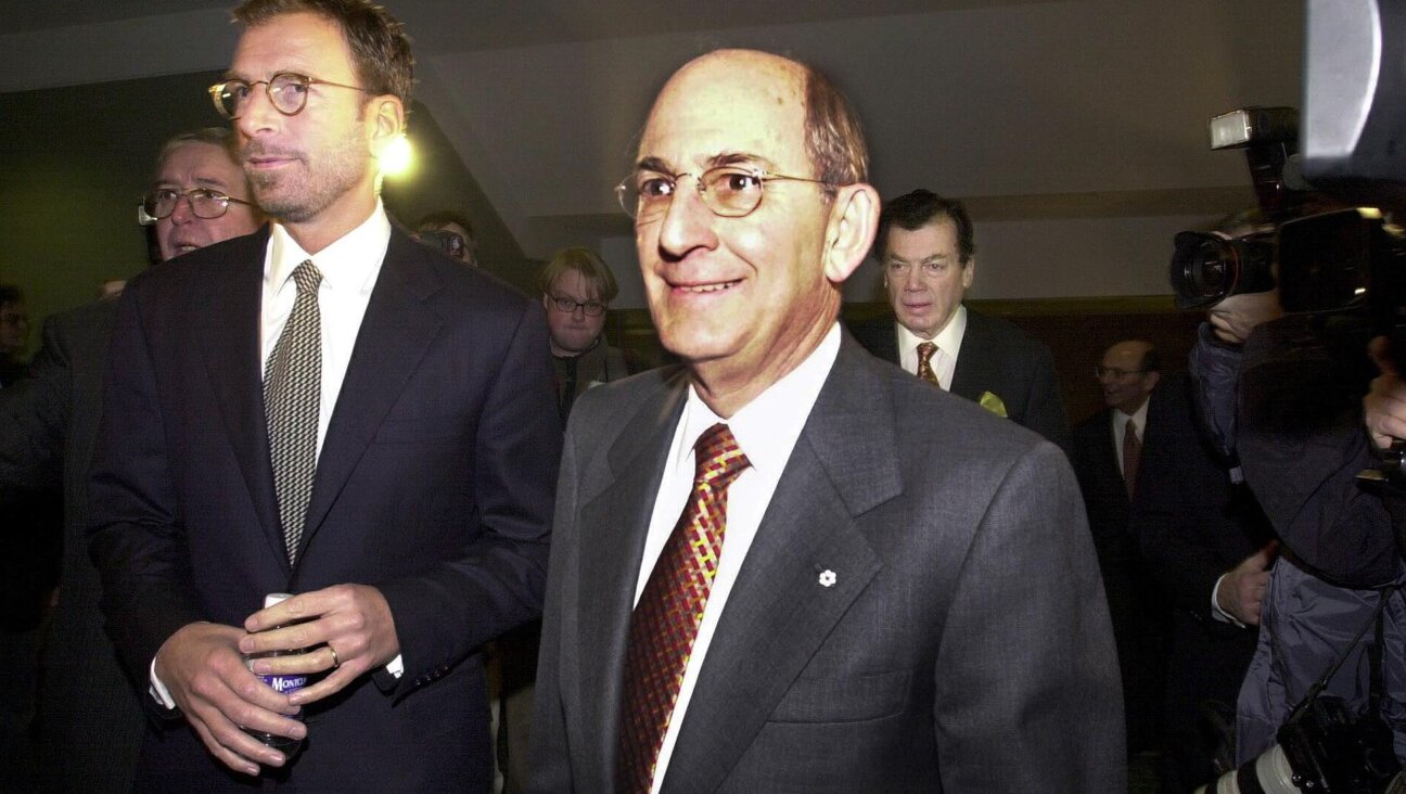 Charles Bronfman, center, arrives at Seagram's annual shareholders' meeting on December 5, 2000 in Montreal.