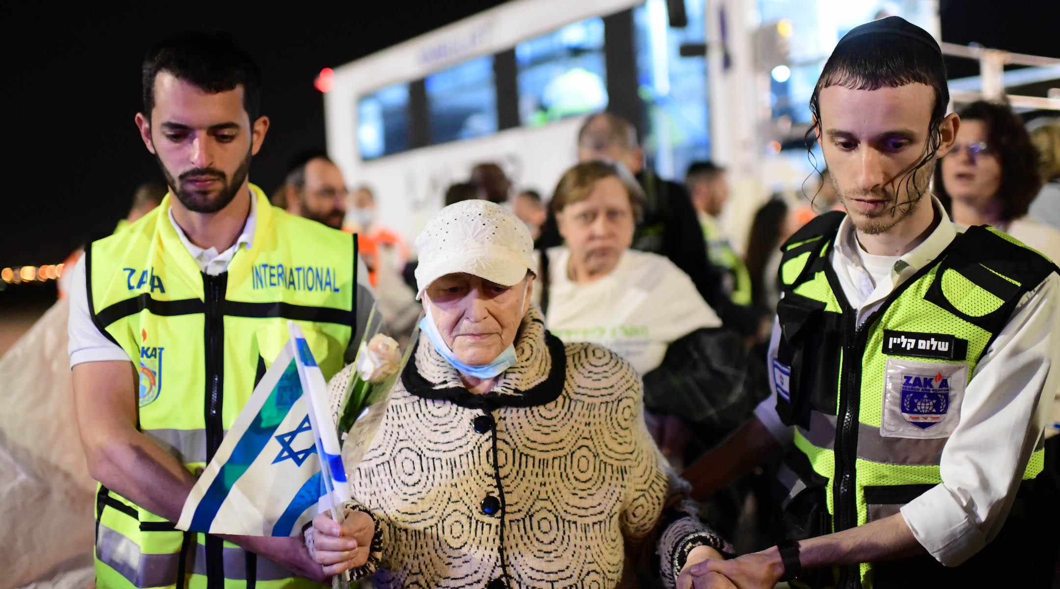 Holocaust survivors rescued from the war in Ukraine arrive at Ben Gurion airport near Tel Aviv, April 27, 2022. (Tomer Neuberg/Flash90)