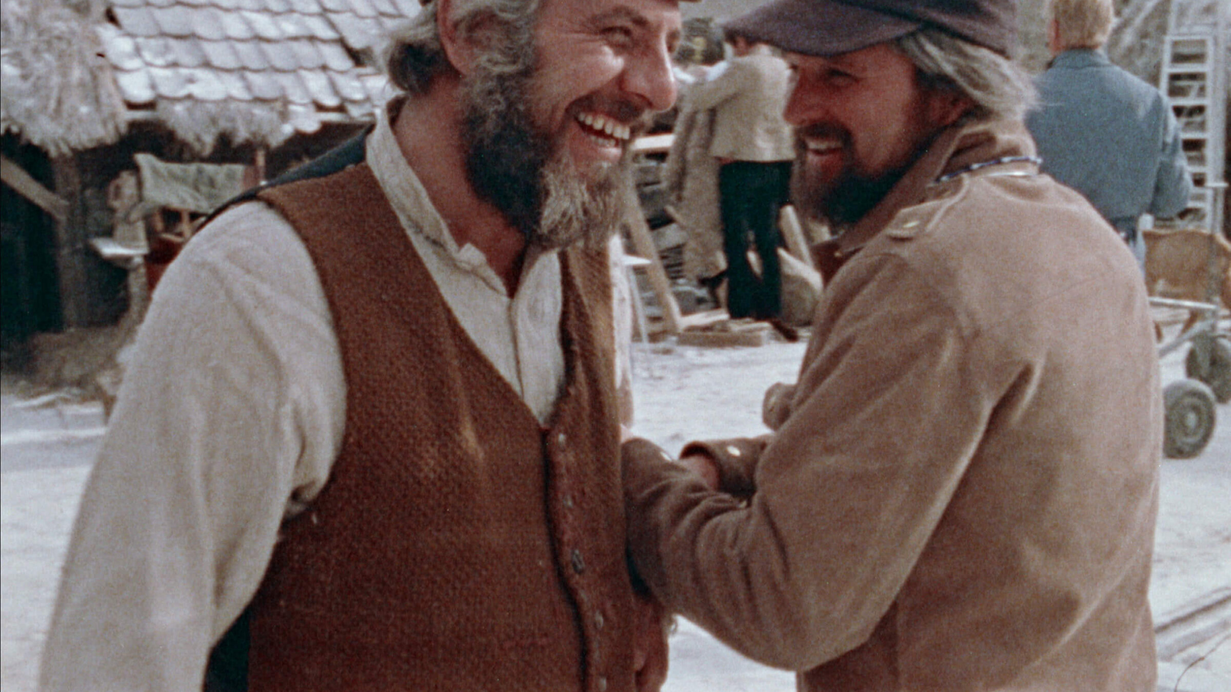 Topol ve Norman Jewison, 1971 yapımı 'Damdaki Kemancı' müzikalinin setinde.