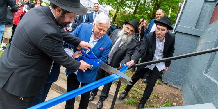Rabbi Shlomo Noginsky and Robert Kraft celebrate the ribbon cutting for the new rabbinical school.