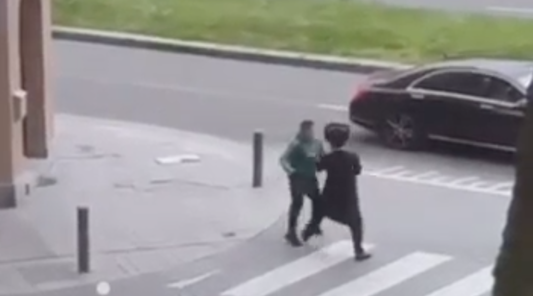 A haredi Orthodox man fights back against an attacker in Antwerp, Belgium, May 1, 2022. (Screenshot from Jewish Breaking News)