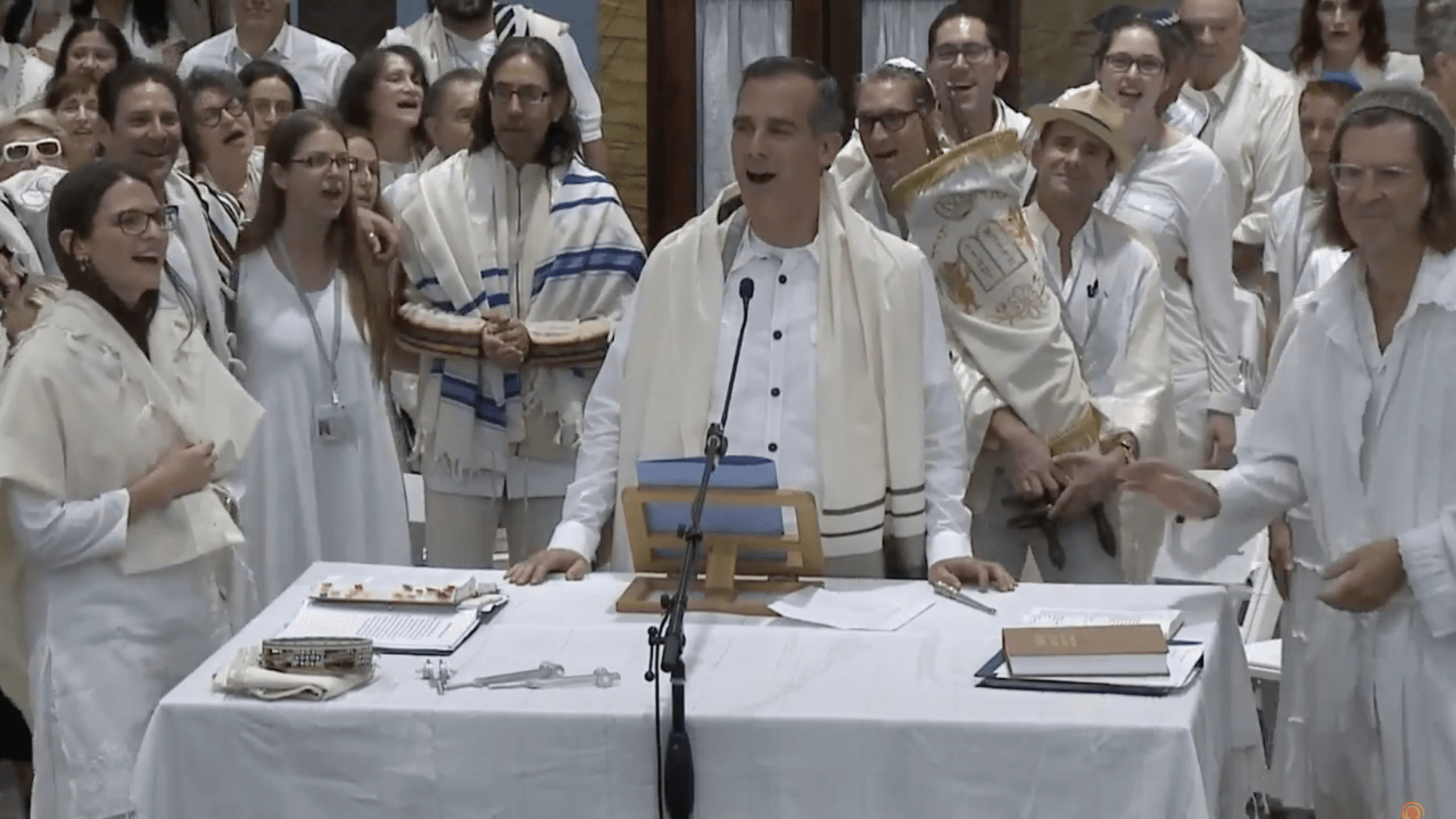 Eric Garcetti, center, leads a rendition of "Lean On Me" alongside Rabbi Sharon Brous, left, at Ikar High Holiday services in 2017. 