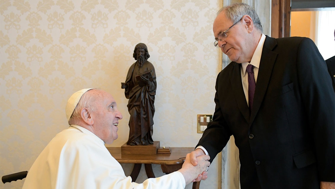 Pope Francis receives Yad Vashem Director Dani Dayan at the Vatican, June 9, 2022. (Courtesy of Yad Vashem)