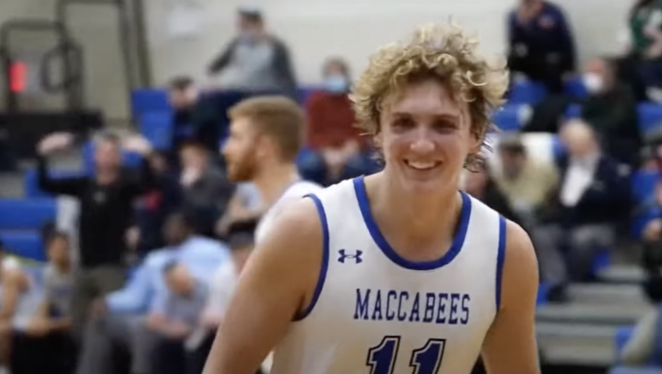 Turell during a Yeshiva-record 51-point outburst against Manhattanville in November. (Screenshot via YouTube/MacsLive)