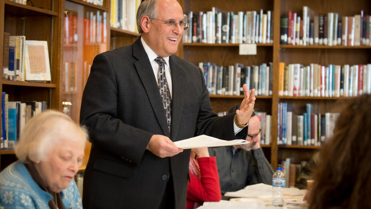 Rabbi Harold Kravitz in 2013, leading a Torah study group at Adath Jeshurun Congregation.