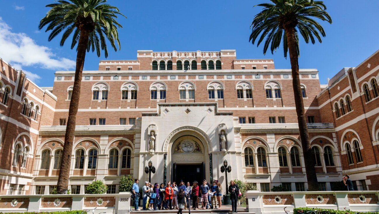 Prospective students take a tour of the University of Southern California. (Jeffrey Greenberg/Universal Images Group via Getty Images)