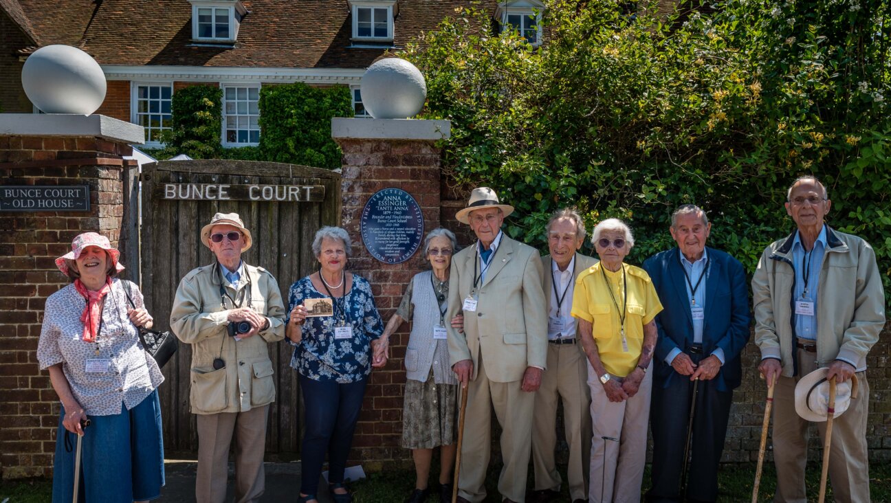 Former Bunce Court students at the June 2018 unveiling of a plaque from The Association of Jewish Refugees honoring headmistress Anna Essinger. Courtesy of The Association of Jewish Refugees.