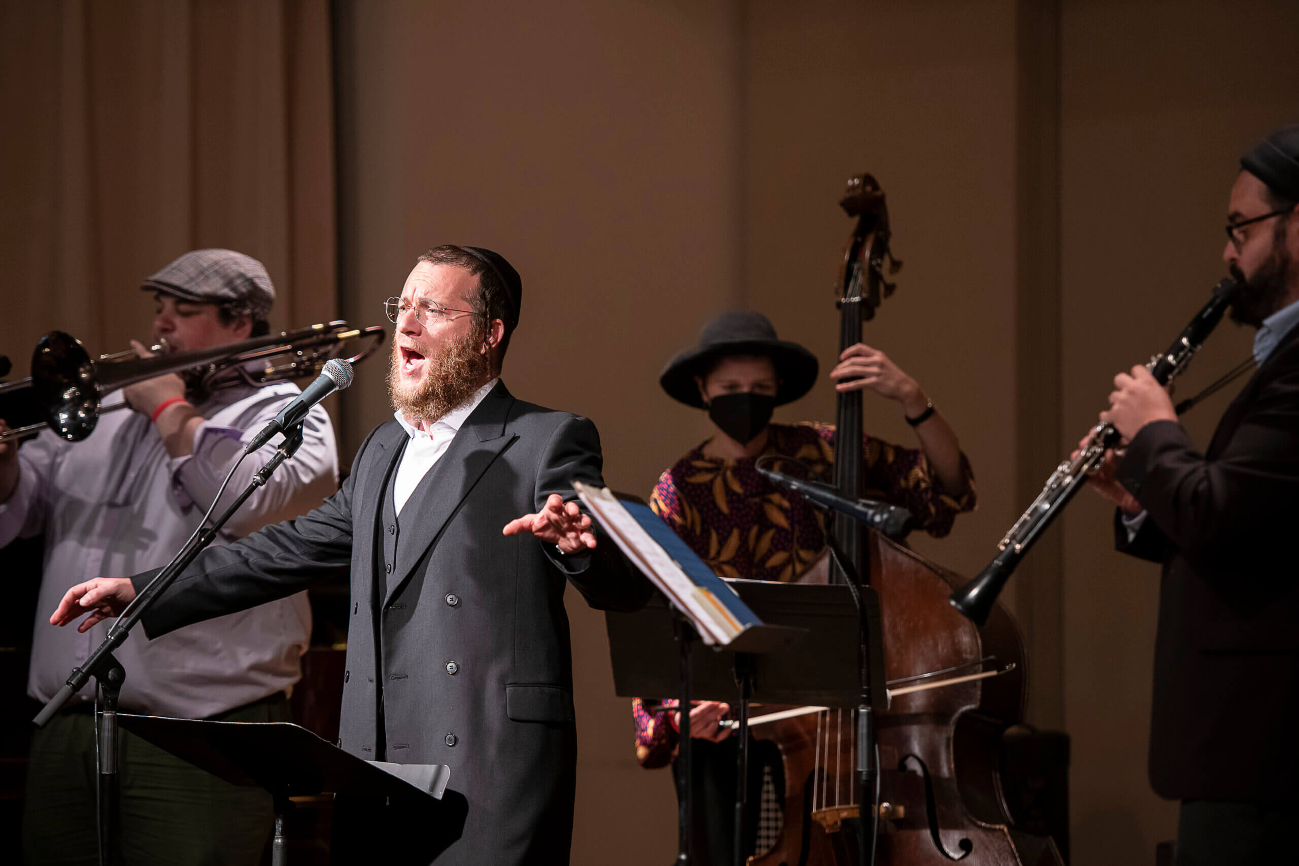 Cantor Yaakov Lemmer performs at Yidstock.