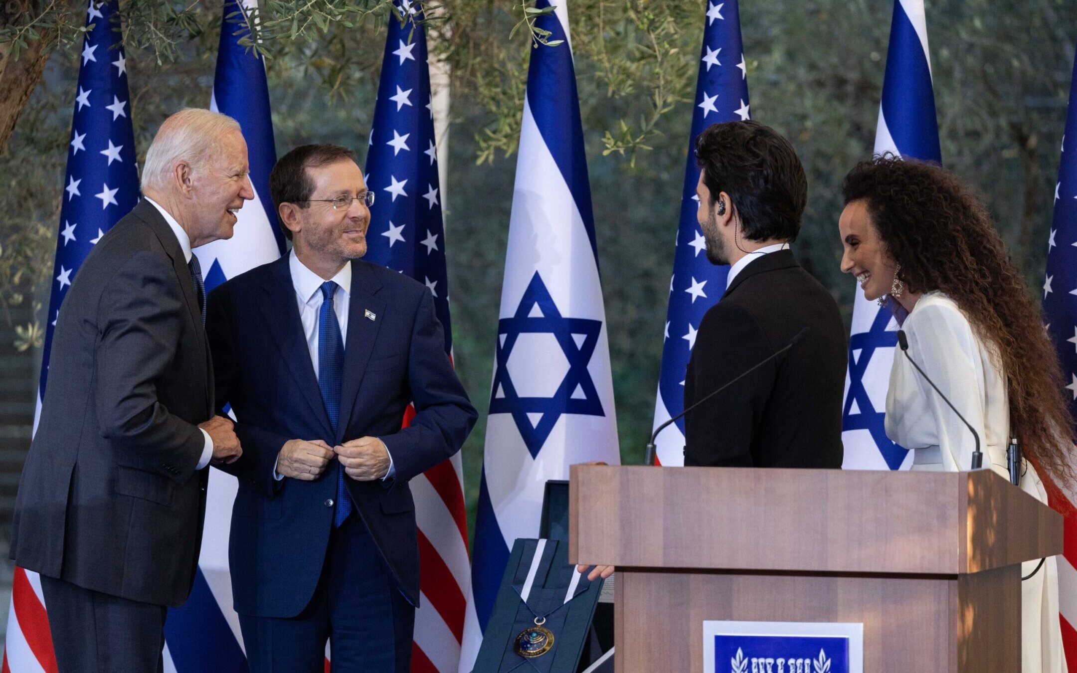 US president Joe Biden and Israeli president Isaac Herzog speak with Israeli singers Yuval Dayan and Ran Dankner during a ceremony at the President’s Residence in Jerusalem, July 14, 2022. (Yonatan Sindel/Flash90)