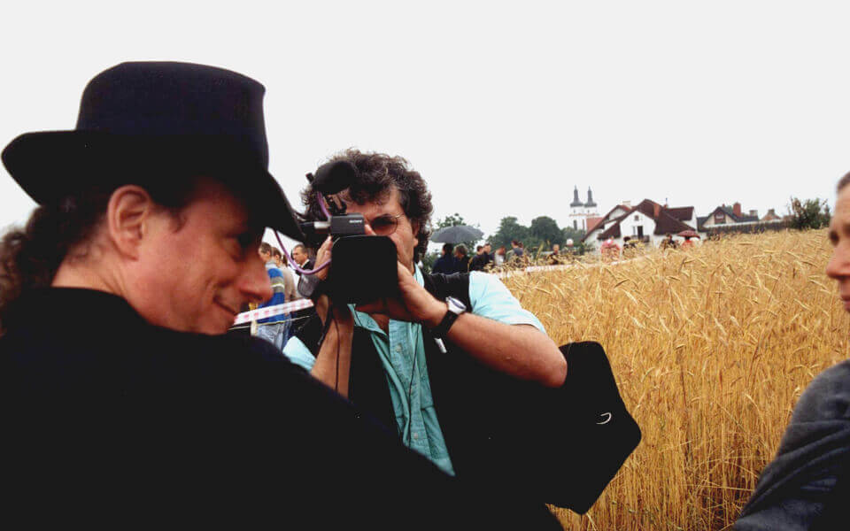 Gary Lucas being filmed by Slawomir Grunberg for the documentary ‘The Legacy of Jedwabne.’