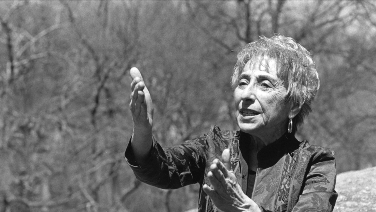 Peninnah Schram telling a story to listeners in Central Park, New York, 2009