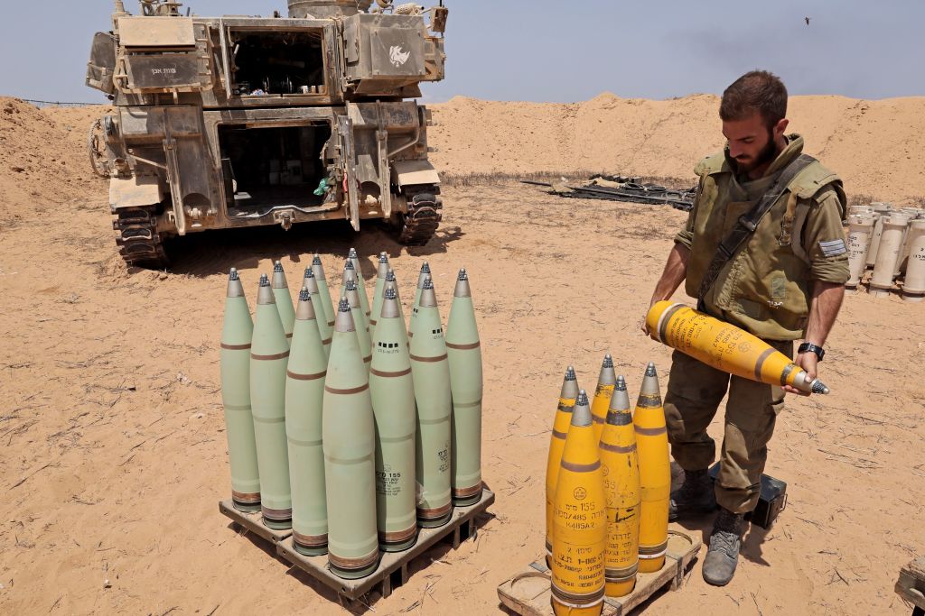 An Israeli solder prepared on Saturday to fire artillery shells towards the Gaza Strip. (Getty)