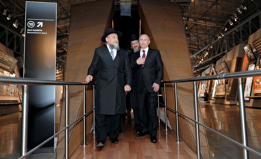 Russian President Vladimir Putin (right) with Rabbi Alexander Boroda (left) and Rabbi Berel Lazar (center) in a visit to the Jewish Museum and Tolerance Center in Moscow in 2013. (Getty)