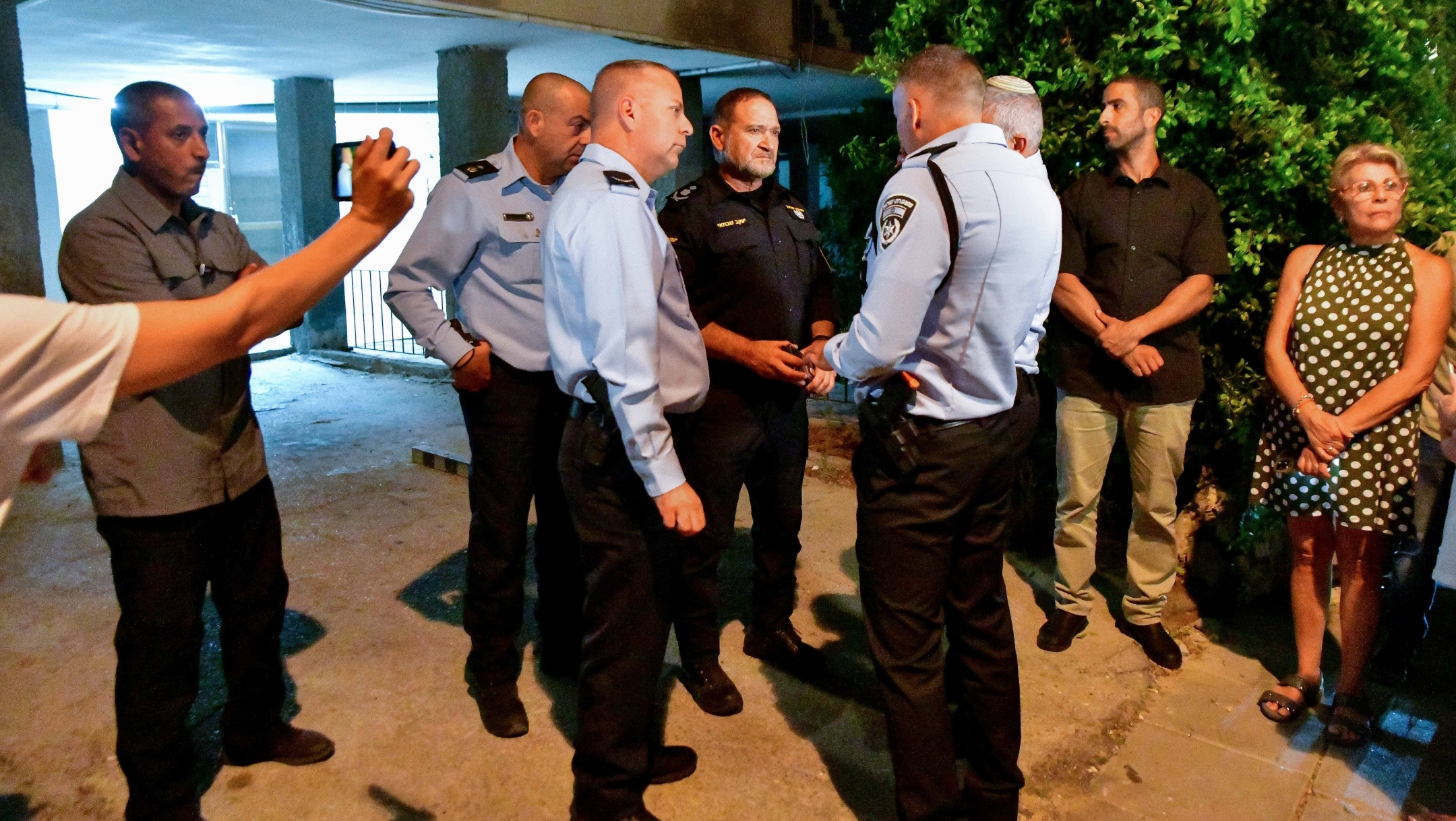 Israeli police at the scene of a suspected murder of an 84-year-old woman in Holon, Sept. 20, 2022. (Avshalom Sassoni/Flash90)