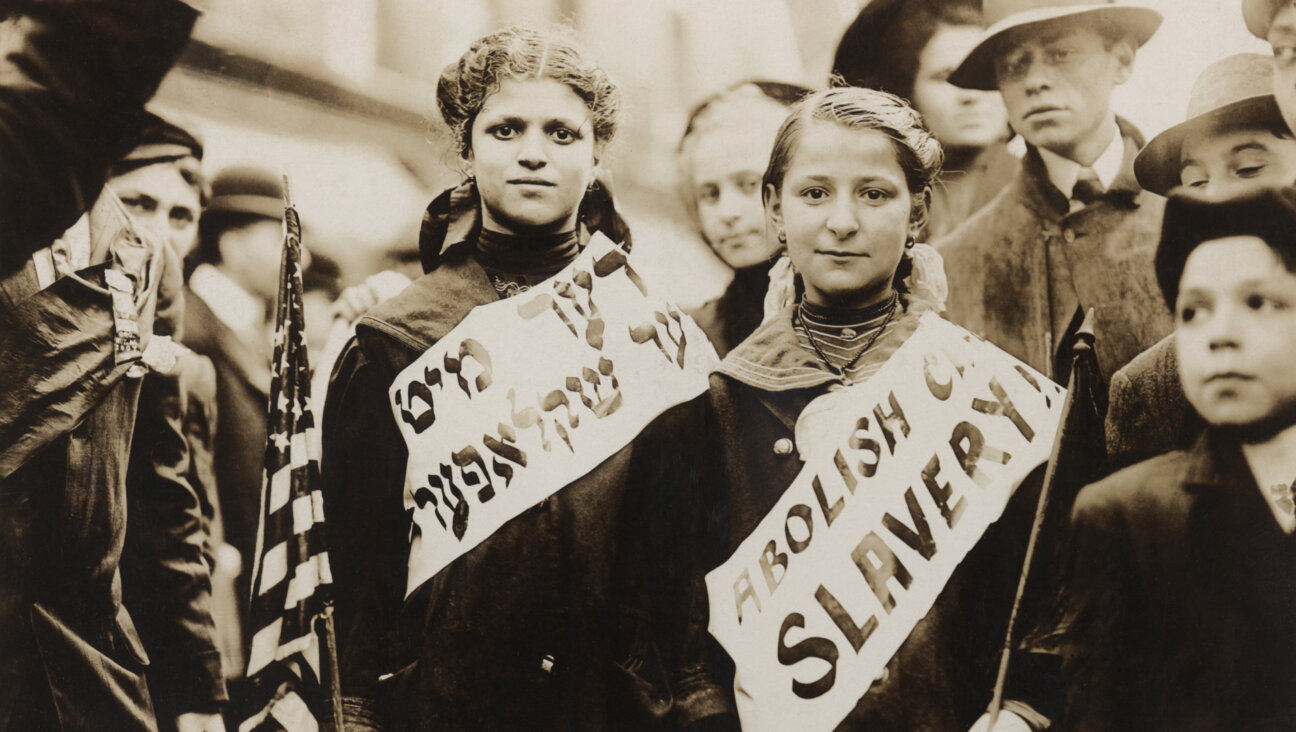 ייִדישע מיידלעך אויף אַ פּאַראַד לכּבֿוד די אַרבעטער, 1909, אין ניו־יאָרק