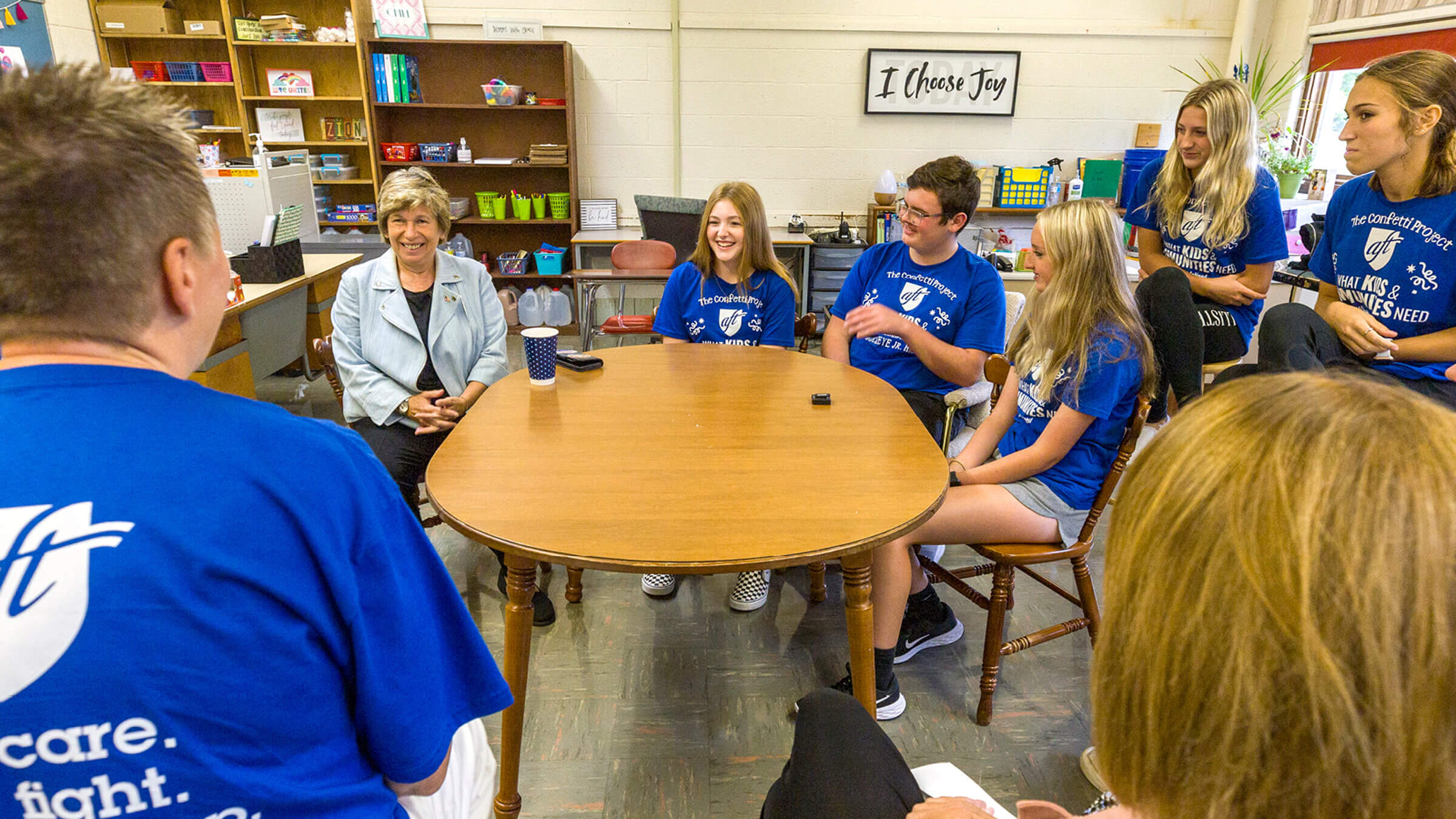 Weingarten speaks with participants in the Confetti Project at Buckeye Junior High School in Medina, Ohio, Sept. 13.