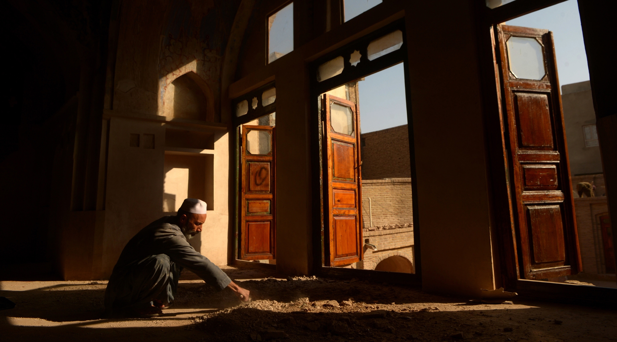 An Afghan worker reconstructs part of the Yu Aw synagogue in Herat, Afghanistan. (AFP via Getty)