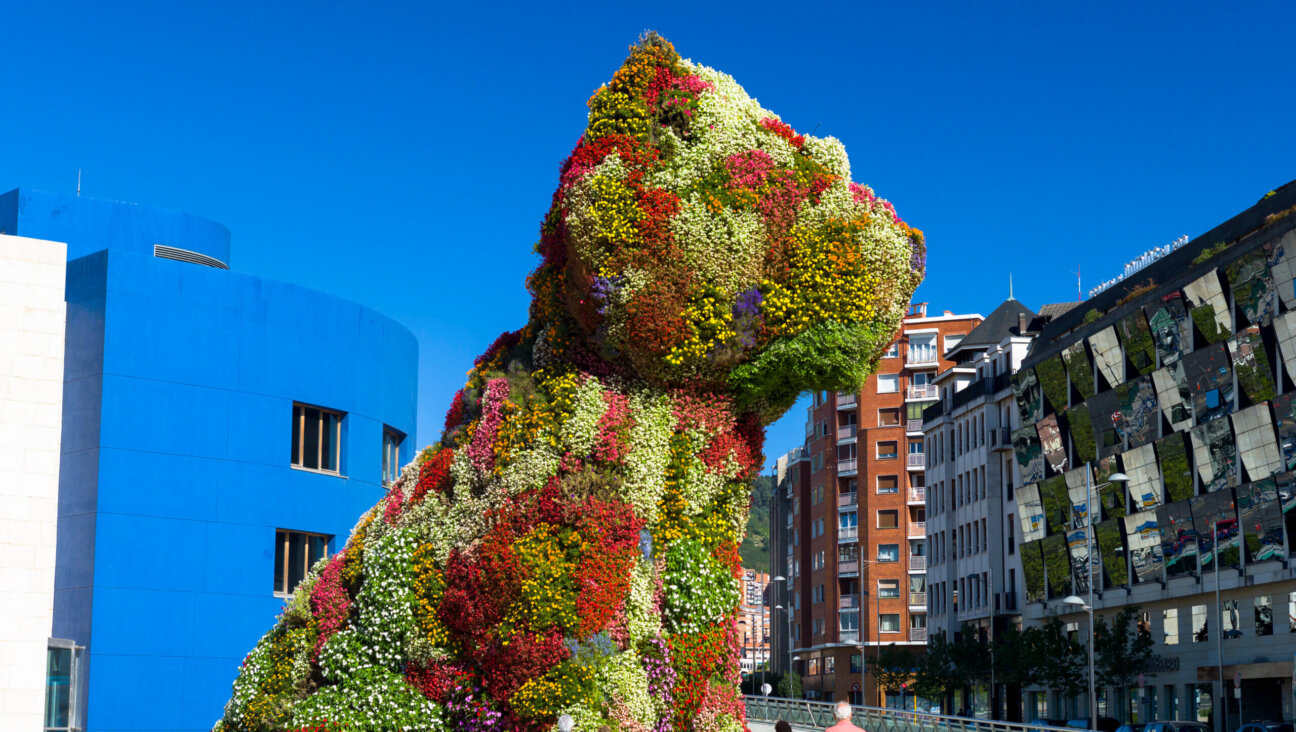 "Masterpiece," an installation of a puppy several dozen feet tall constructed with a skin of flowers