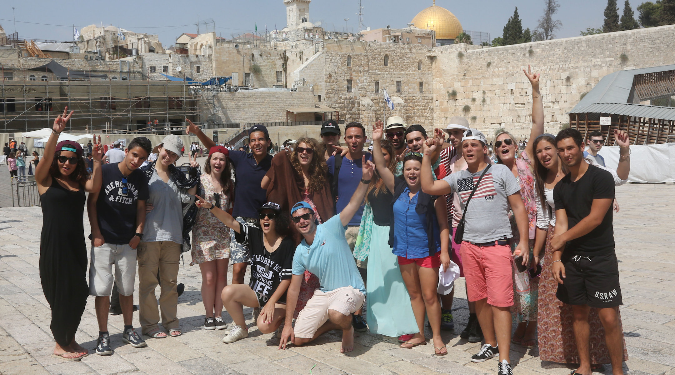 Birthright Israel participants visit the Western Wall in the Old City of Jerusalem, Aug. 18, 2014. (Flash90)