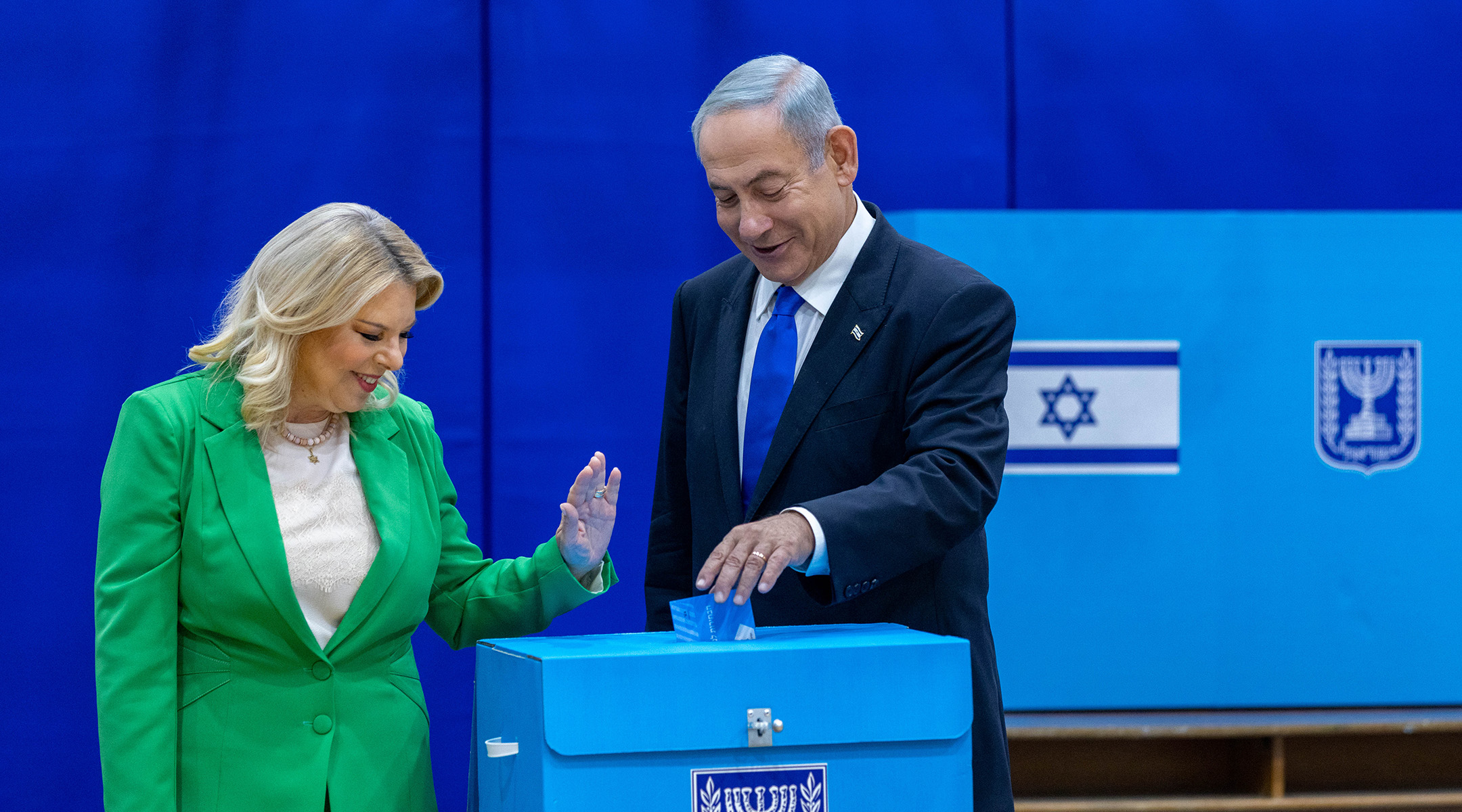 Benjamin and Sara Netanyahu cast their votes in Jerusalem, Nov. 1, 2022. (Olivier Fitoussi/Flash90)
