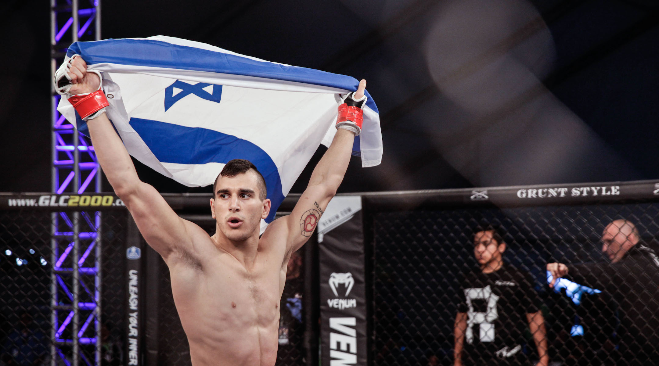 Natan Levy proudly shows an Israeli flag before his matches. (Amy Kaplan)
