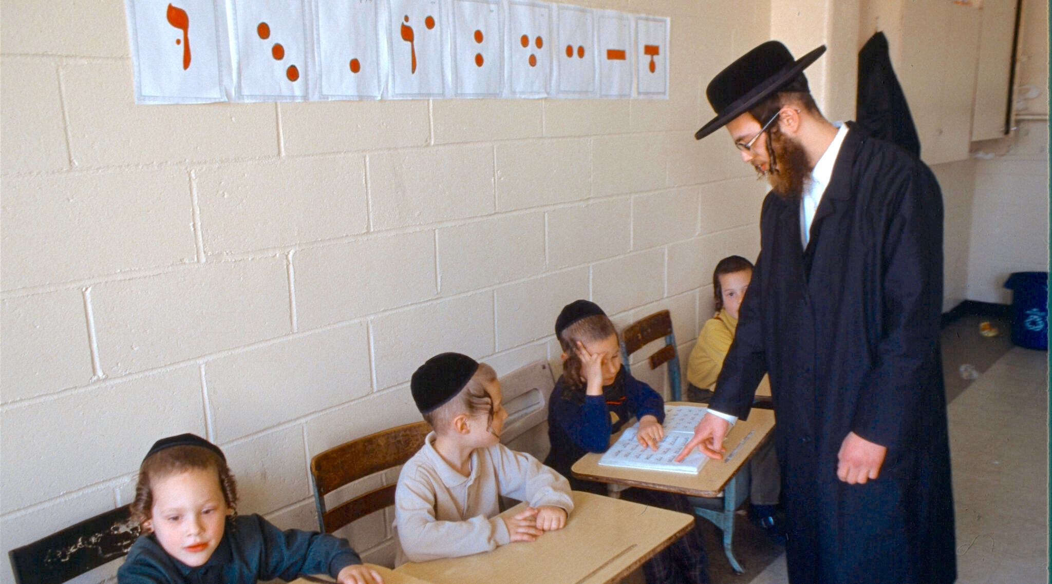 9-9-22-Hasidic-yeshiva-instruction-2048x