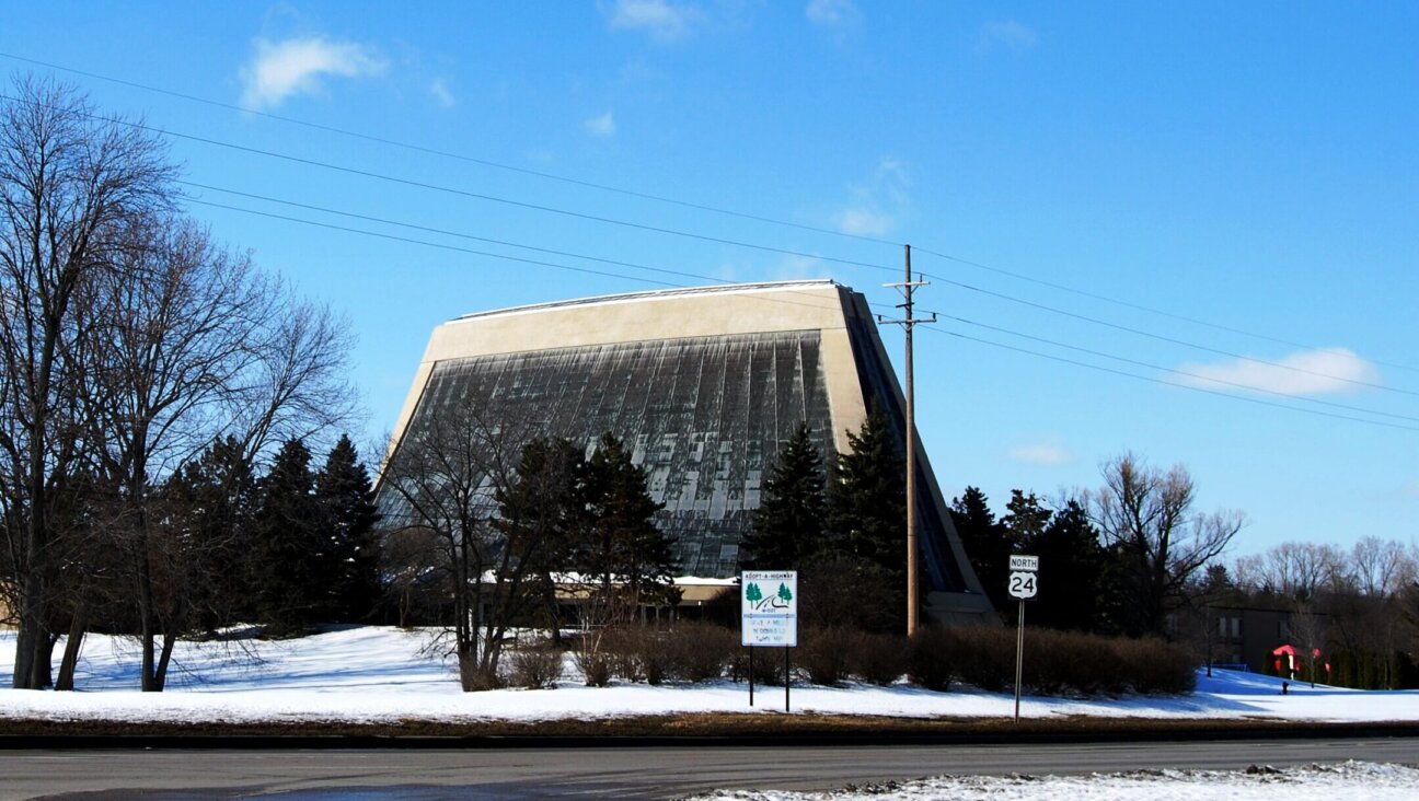 Temple Beth El of Bloomfield Hills, Michigan, as seen in 2008. (Dave Parker/Wikipedia)