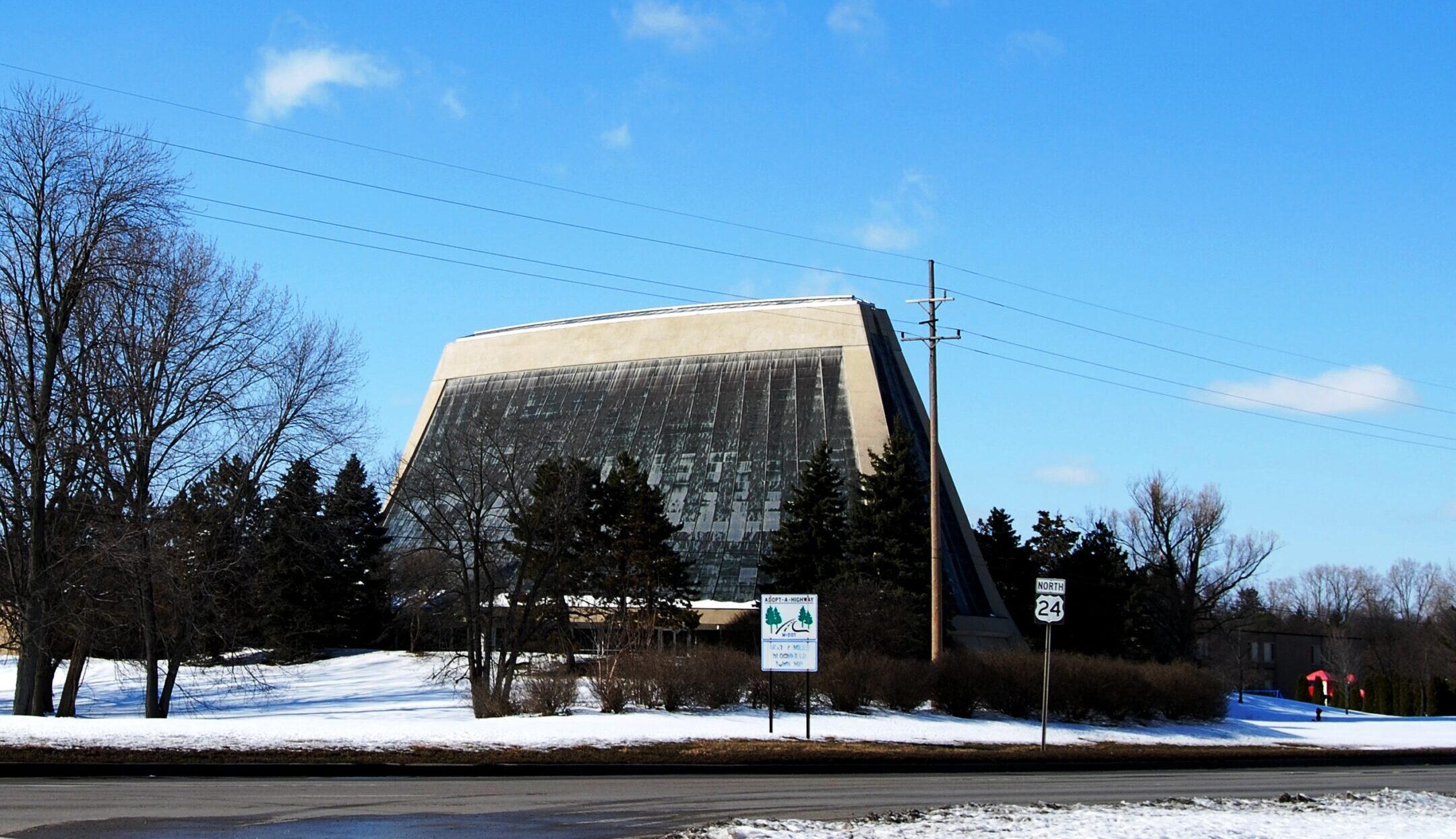Temple Beth El of Bloomfield Hills, Michigan, as seen in 2008. (Dave Parker/Wikipedia)