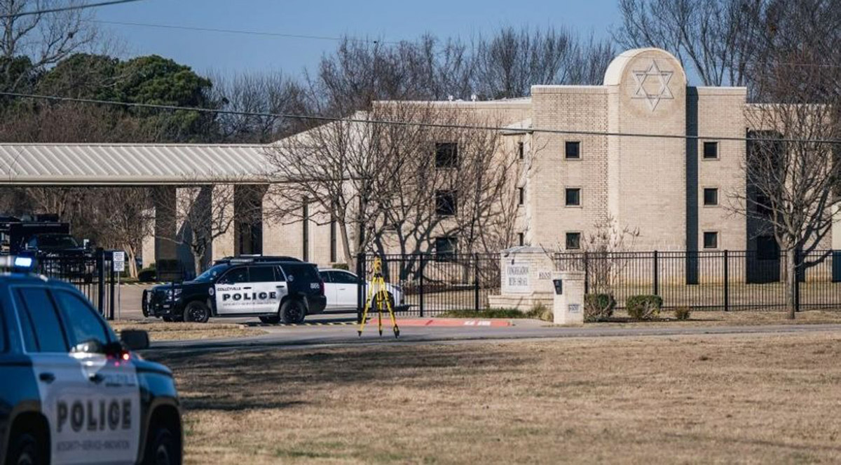 Police surround the Texas synagogue where a man held the rabbi and his congregants hostage in January. (Getty)