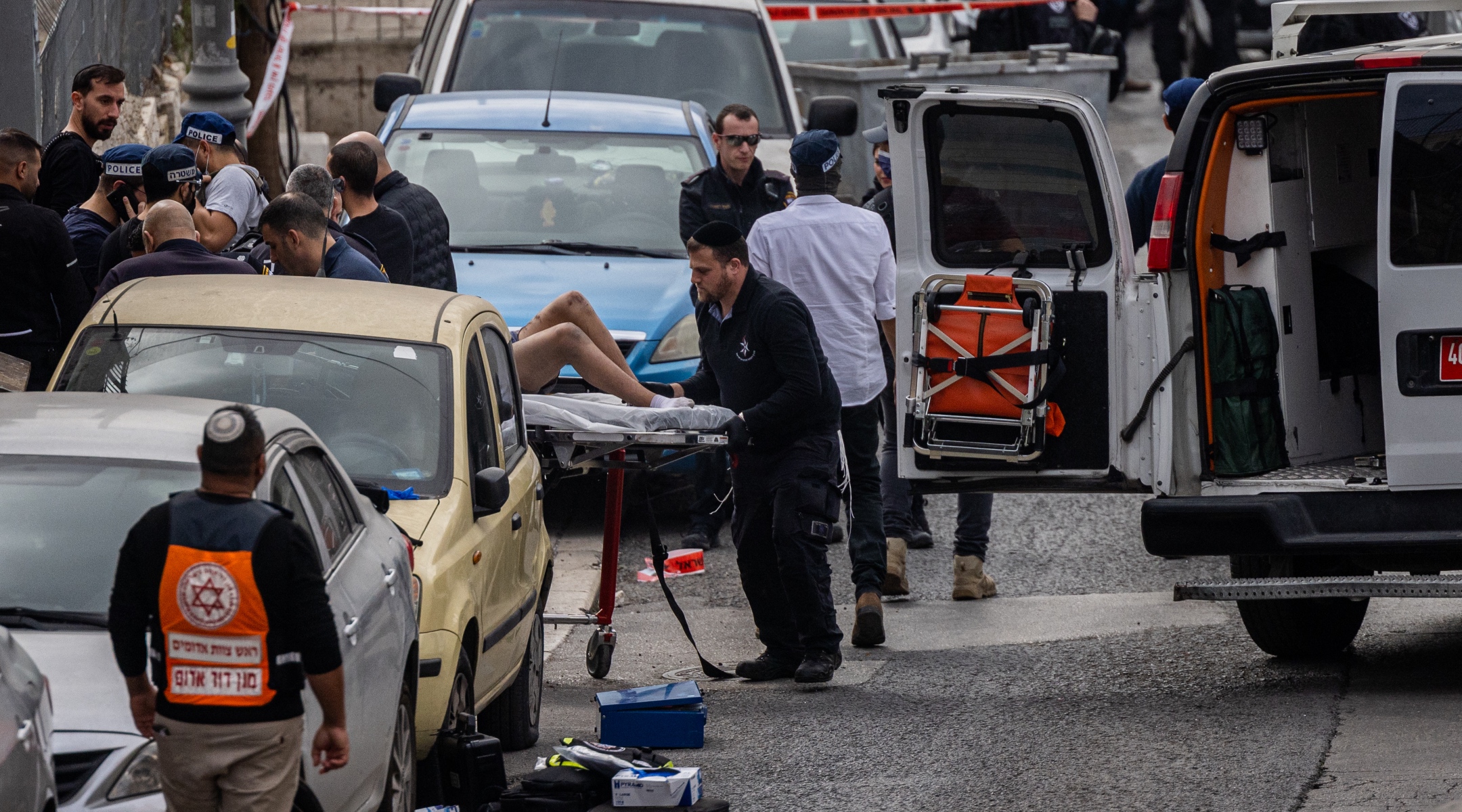 Rescue forces and police evacuate the alleged terrorist at the scene of a shooting attack in the City of David, in Jerusalem, on Jan. 28, 2023. (Yonatan Sindel/Flash90)