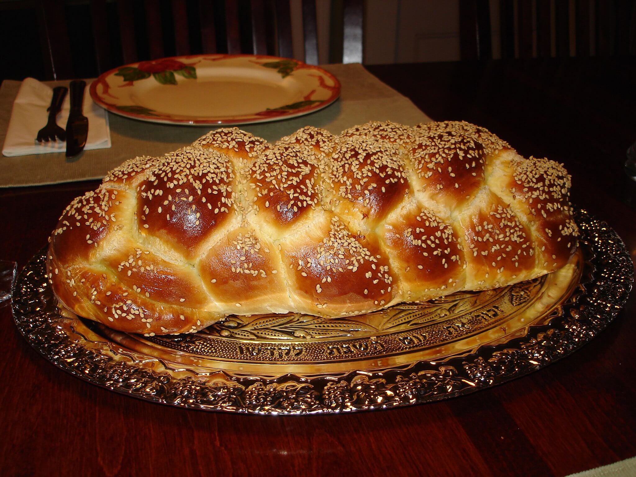 2048px-Challah_Bread_Six_Braid_1.jpg