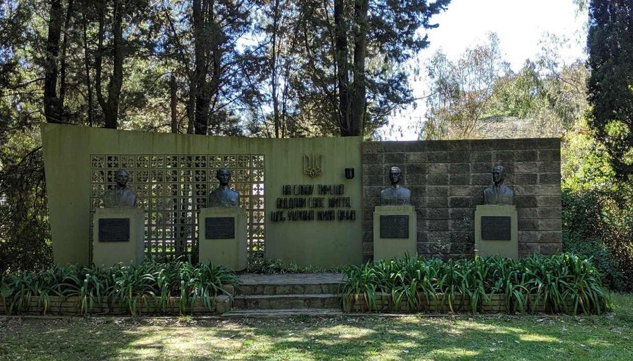 Monument “to the glory of those who gave their lives so that Ukraine could live forever,” with busts of Stepan Bandera, far left, and Roman Shukhevych, second from left, Camp Veselka, Canning (Facebook).