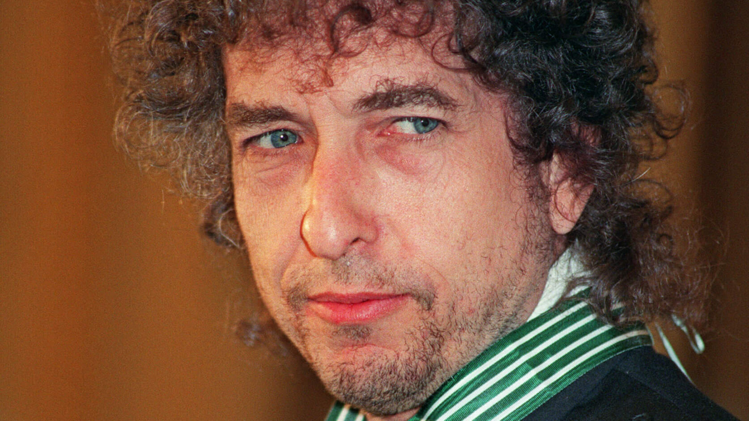Bob Dylan, photographed in 1990 in Paris, after being awarded with the Commandership of Arts and Literature. 