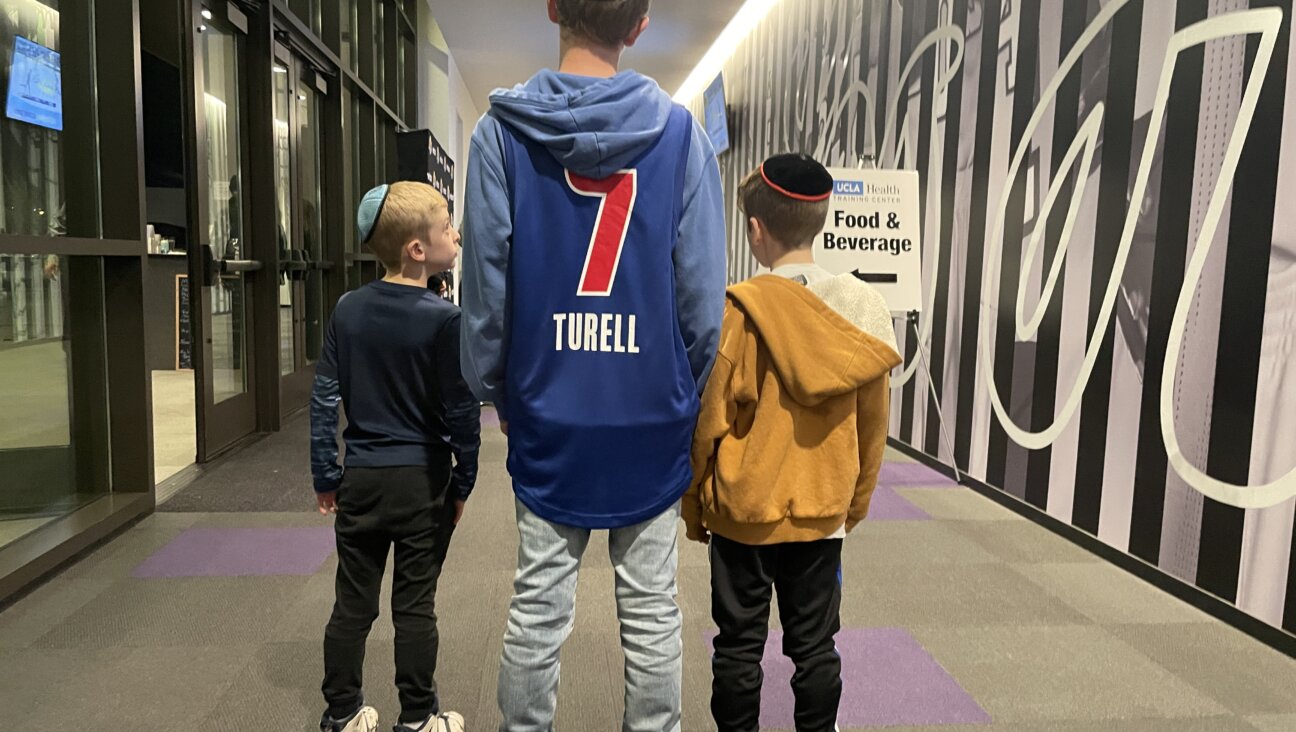 Ryan Turell fans at a G League game in Los Angeles.