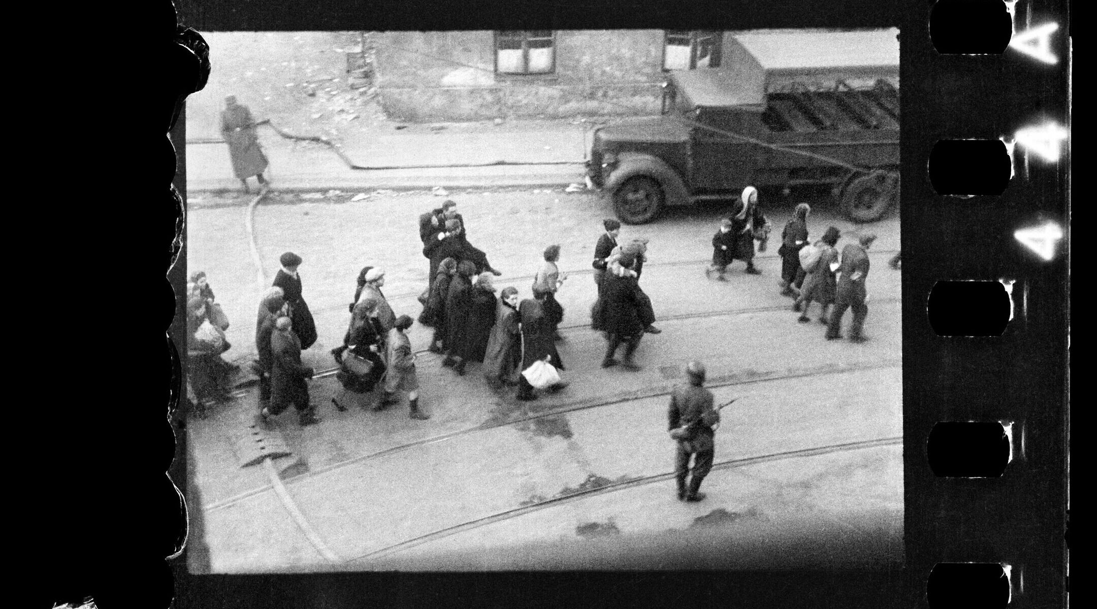 A photograph of Jews inside the Warsaw Ghetto during the uprising there, taken by the photographer Z. L. Grzywaczewski. (Family archive of Maciej Grzywaczewski, son of Leszek Grzywaczewski / Photo from the negative: POLIN Museum)