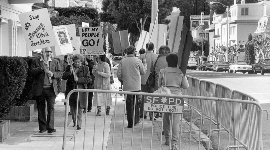 Bay Area Council for Soviet Jews’ daily vigil in front of the Soviet Consulate, Nov. 24, 1986. (Tom Wachs/J. The Jewish News of Northern California)