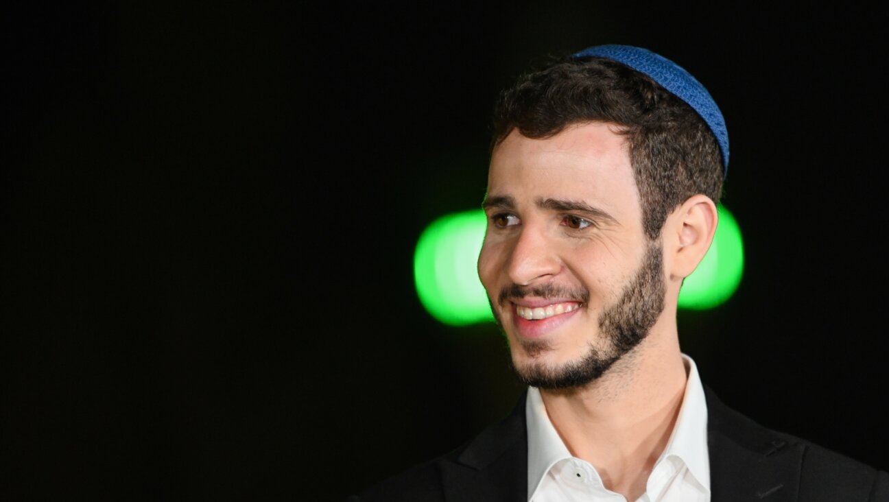 Channel 12 News reporter Yair Cherki reports live from the Western Wall in the Old City of Jerusalem, as tens of thousands of people arrive for a final forgiveness prayer, early on Oct. 4, 2022. (Arie Leib Abrams/Flash90)