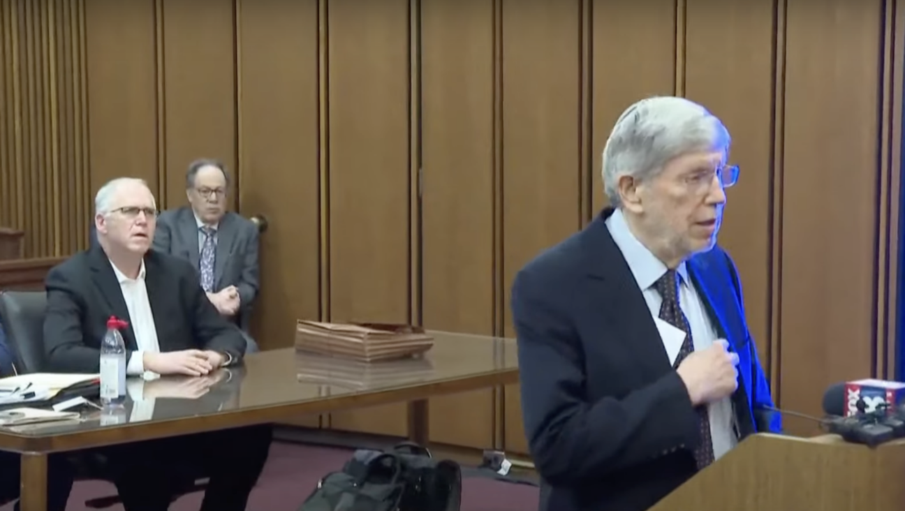 Rabbi William Lebeau (right) provides a character witness testimony on behalf of Rabbi Stephen Weiss (left) at Weiss’ sentencing hearing for crimes of soliciting underage sex, Cleveland, Ohio, Feb. 27, 2023. Weiss was sentenced to six months in prison. (Screenshot)
