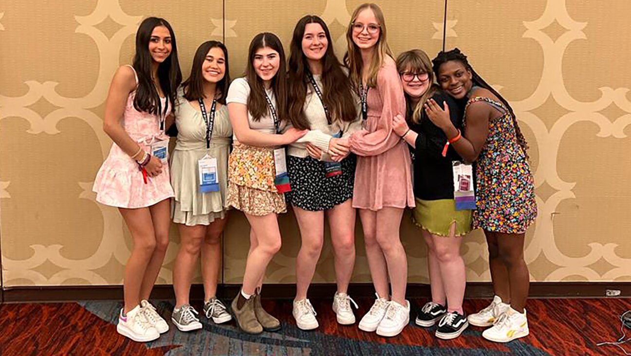 Maren Hettler, third from right, and members of her BBYO chapter at the Jewish youth group’s International Convention. (Maren Hettler)