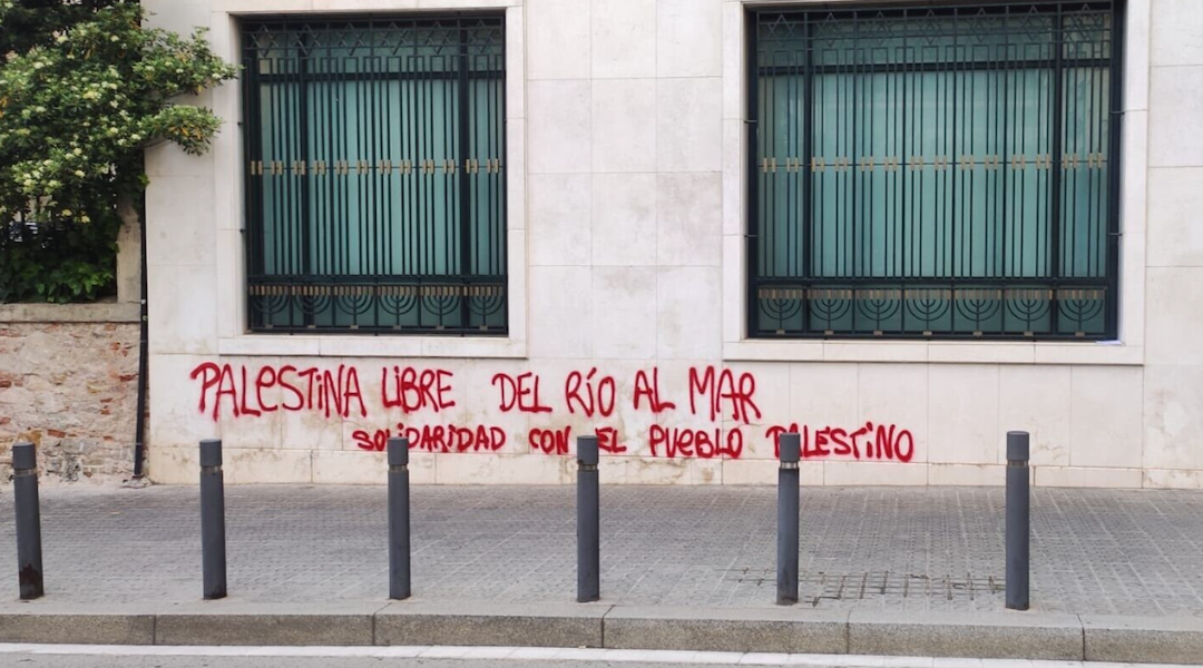 Anti-Israel graffiti seen on a synagogue in Barcelona, April 17, 2023. (Comunidad Judía de Barcelona)