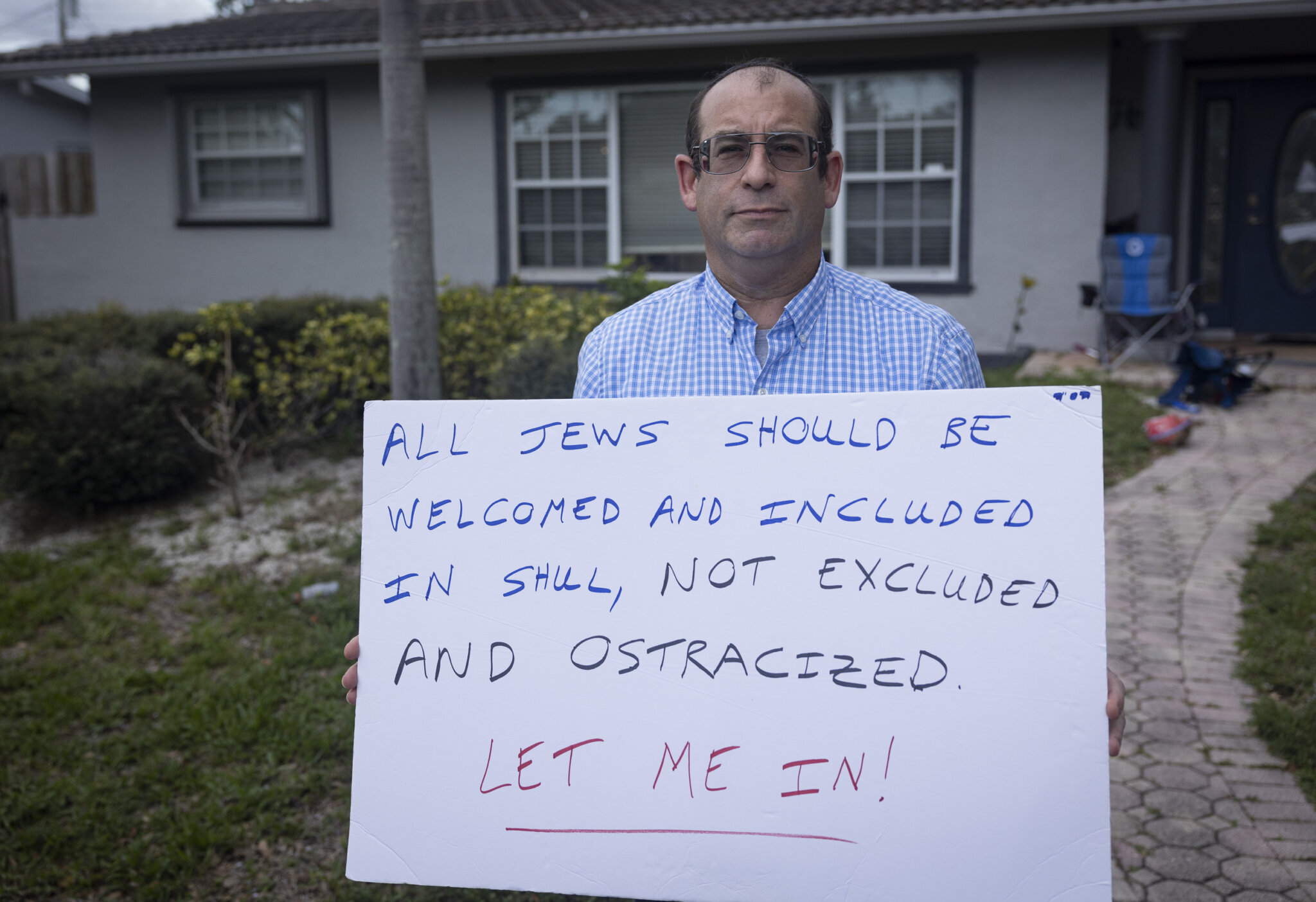 A Gay Orthodox Jew Is Picketing His Synagogue – The Forward