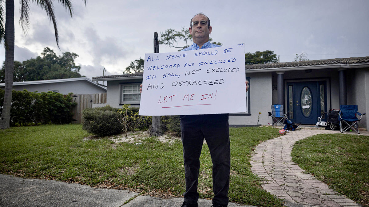 Brian Mandel poses outside of Kehillas Hollywood Hills, an Orthodox synagogue that meets in a rabbi’s home, on Sunday, April 16. Mandel asked not to be photographed during his weekly Shabbat protest because it would violate his observance. (Alie Skowronski)