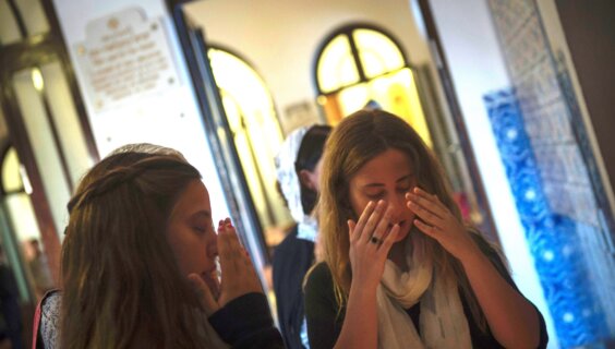 ייִדן באַגריסן דעם שבת אין דער  שיל, „קדורי מקור חיים“, אין פּאָרטאָ, פּאָרטוגאַל   
