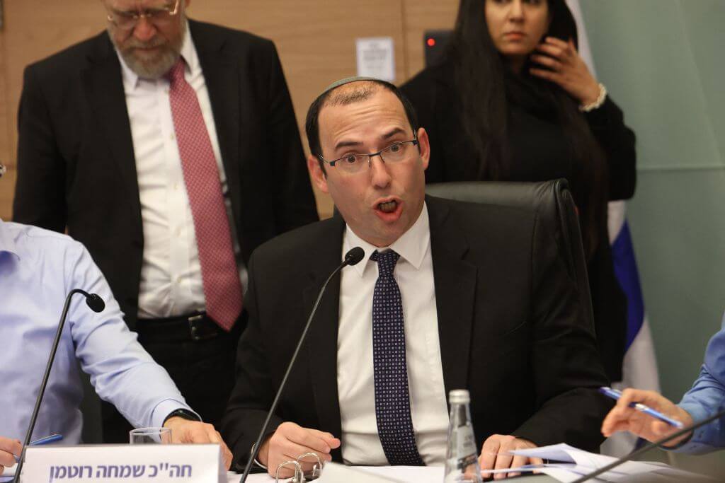 Knesset member Simcha Rothman, Head of the Constitution, Law and Justice Committee debating the judicial overhaul bill in March 2023.