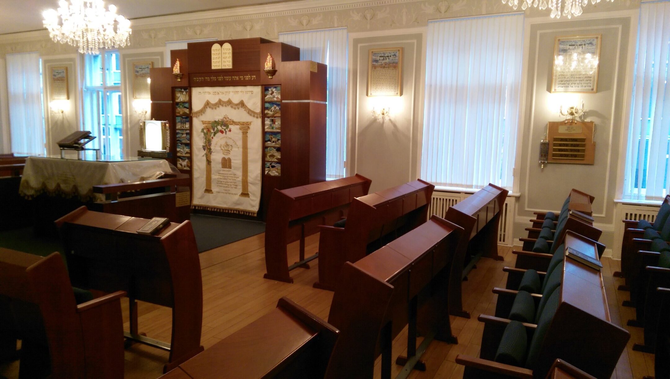 Inner view of Berlin’s Tiferet Israel Sephardic Synagogue, as seen in 2016. (MaorX via Wikimedia Commons)