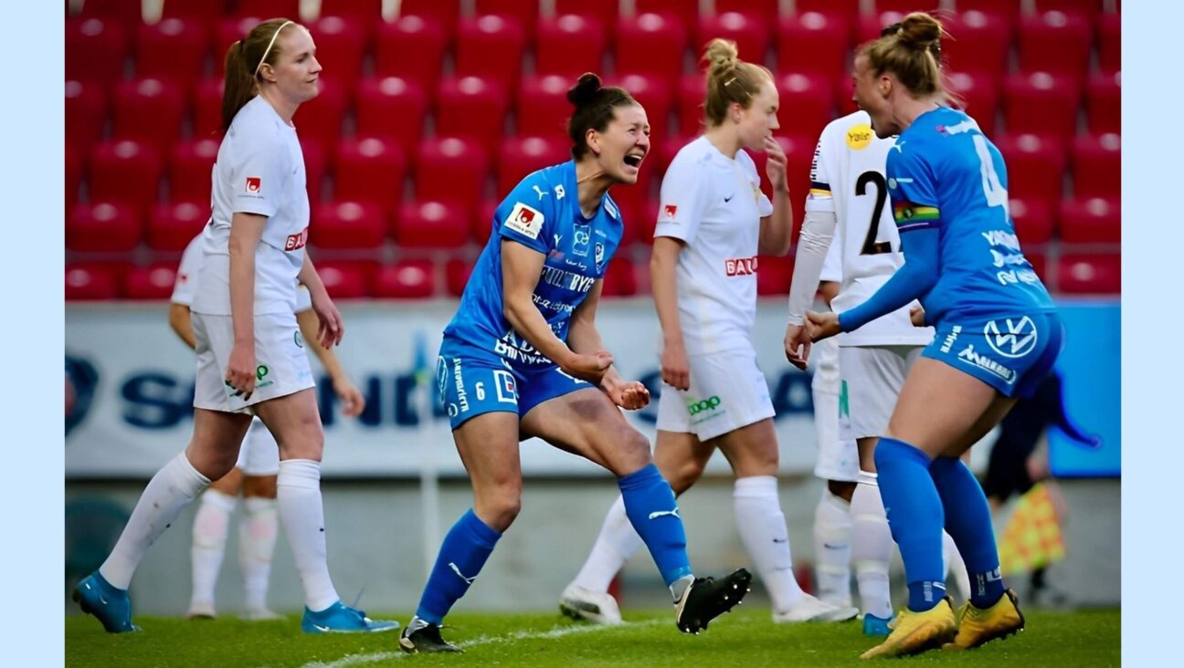 Jessica Ayers (center) on the pitch with IFK Kalmar.