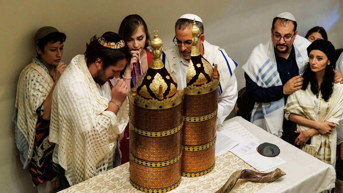 Women read Torah for the first time in Georgia’s 2,600 years of Jewish history. (Eli Deush Krogmann)