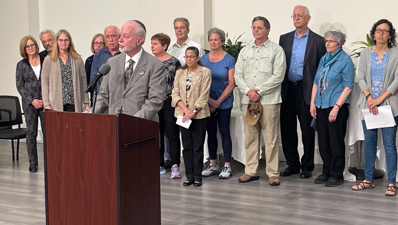 Rabbi Jeffrey Myers leads survivors and families of the attack on the Tree of Life synagogue in a prayer of thanks, at the Jewish Community Center in Pittsburgh, Aug. 2, 2023. (Ron Kampeas)