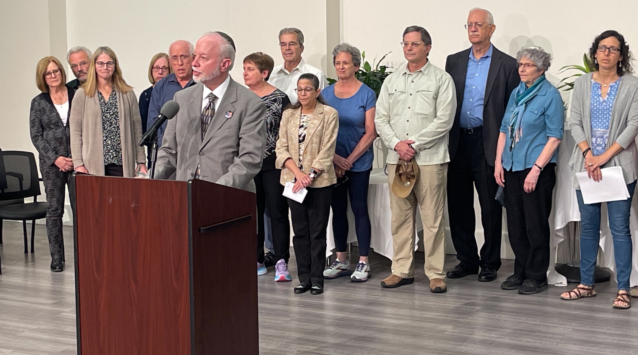 Rabbi Jeffrey Myers leads survivors and families of the attack on the Tree of Life synagogue in a prayer of thanks, at the Jewish Community Center in Pittsburgh, Aug. 2, 2023. (Ron Kampeas)